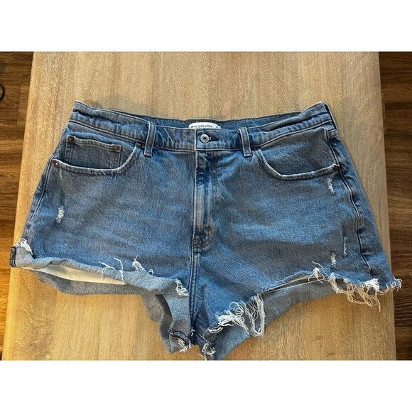 Abercrombie Curve Love High Rise Mom Short Medium Wash Size 33 - Picture 3 of 9